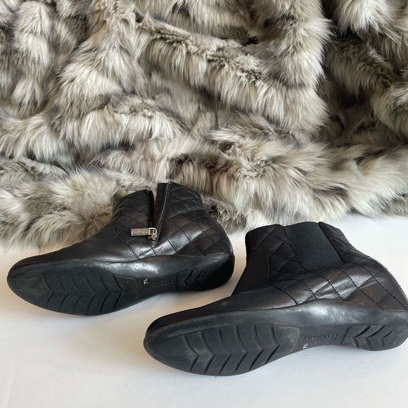 Aquatalia leather wedge ankle bootie “waterproof” - Picture 7 of 8